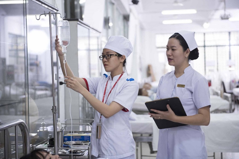 Sinh viên ngành Điều dưỡng trong giờ thực hành (Nguồn: HIU)