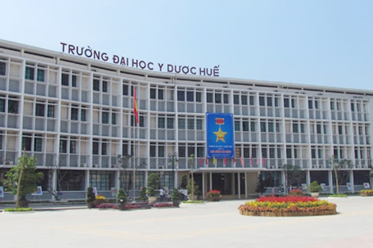 Các bạn học sinh tại Huế hoàn toàn có thể hiện thực hóa giấc mơ bốc thuốc chữa bệnh với Đại học Y dược – Đại học Huế (Nguồn: googleusercontent)