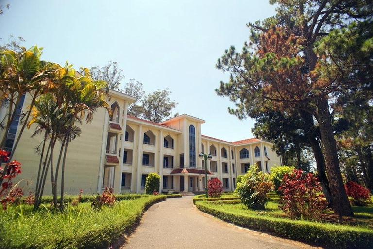 Ngất ngây với khung cảnh thoáng đãng và thơ mộng tại Đại học Đà Lạt