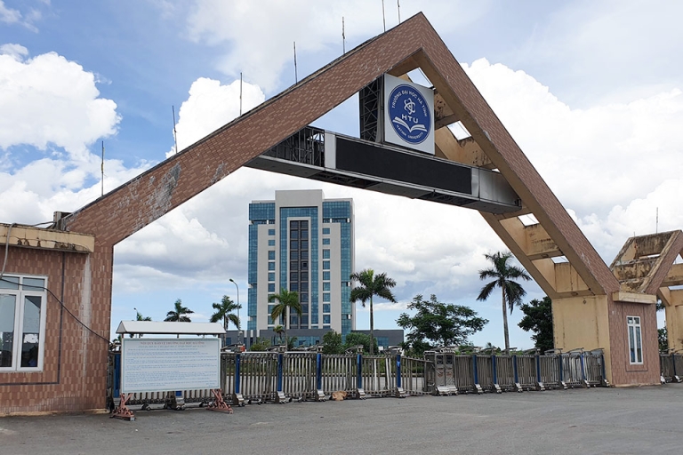 Hình ảnh cổng trường hình tam giác độc đáo tại Đại học Hà Tĩnh