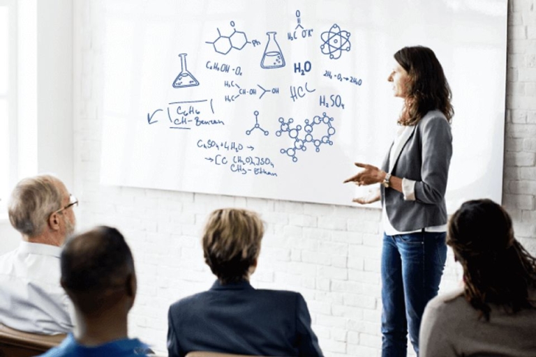 Bên cạnh công việc thực địa, người học ngành Hóa dầu có thể lựa chọn trở thành giảng viên hay nhà nghiên cứu