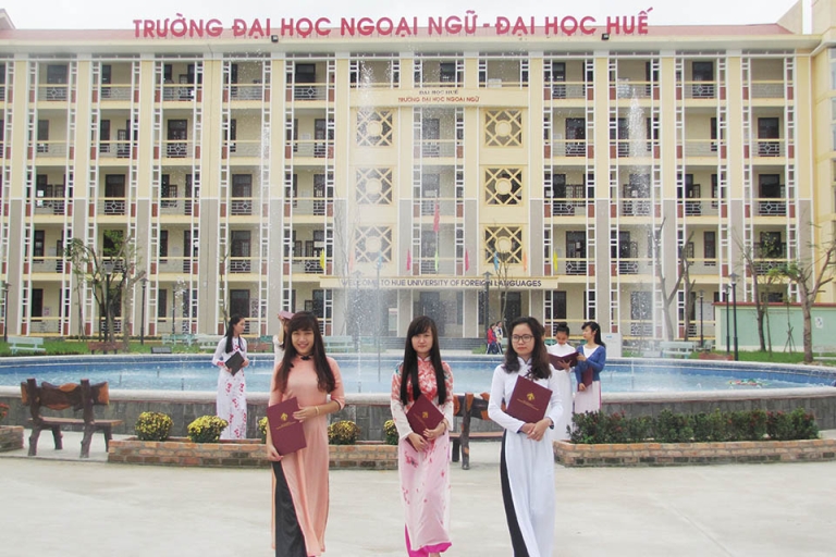 Sinh viên Đại học Ngoại ngữ thướt tha bên tà áo dài truyền thống (Nguồn: Đại học Ngoại ngữ – Đại học Huế)