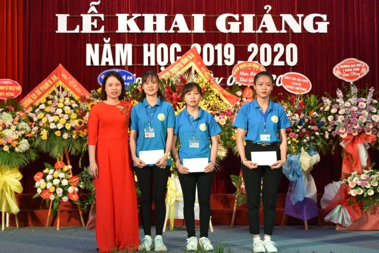 Sinh viên Đại học Kinh tế Nghệ An trong ngày khai giảng 