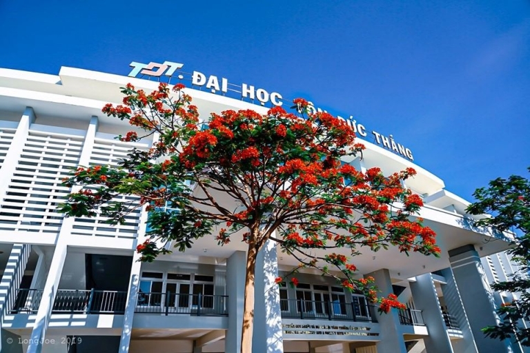 Cơ sở Nha Trang của Đại học Tôn Đức Thắng ngập sắc phượng đỏ