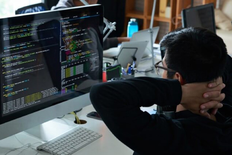 Lập trình viên là công việc đòi hỏi sự tập trung cao độ (Nguồn: iconicjob)