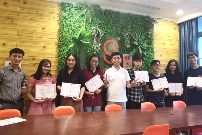 Học viên nhận chứng chỉ sau khi hoàn thành khóa học