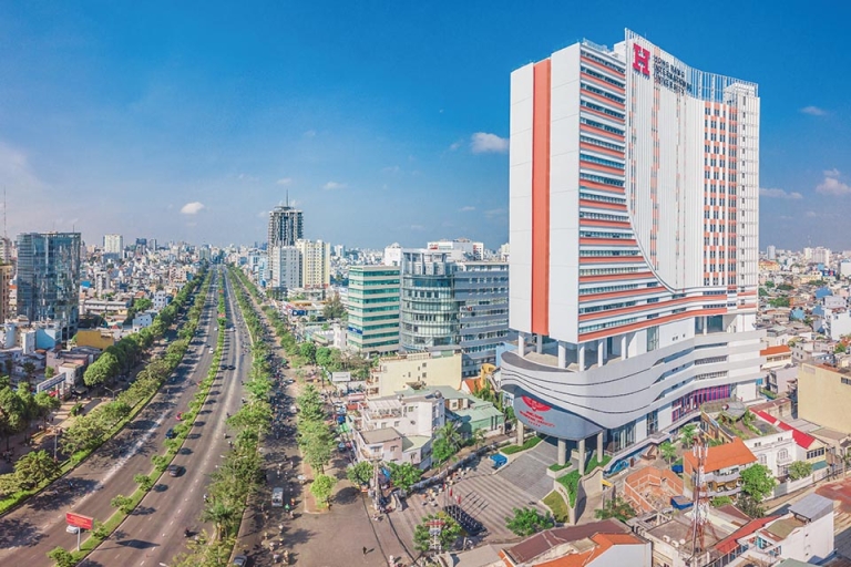 Toàn cảnh Con tàu tri thức Đại học Hồng Bàng tọa lạc trên đường Điện Biên Phủ (Nguồn: HIU)