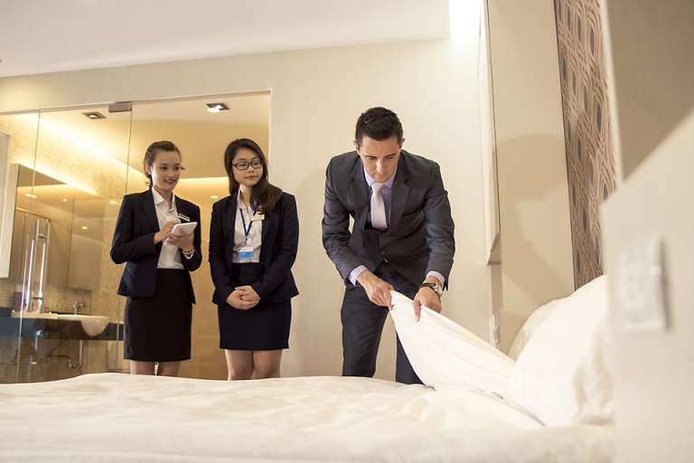 Sinh viên ngành Quản trị khách sạn thực hành trực tiếp (Nguồn: timviec)