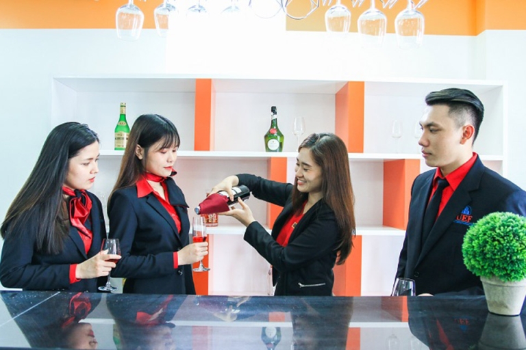 Sinh viên ngành Quản trị khách sạn tại Đại học Kinh tế Tài chính TPHCM (Nguồn: UEF)