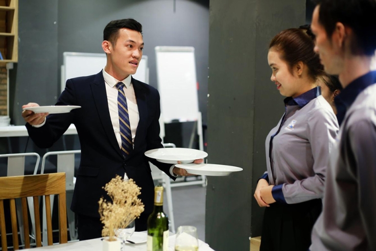 Nếu chăm chỉ, bạn có thể thăng tiến trong ngành Nhà hàng - Khách sạn (Nguồn: ezcloud)