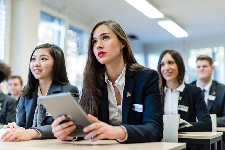 Ngành Quản trị khách sạn và Quản trị nhà hàng có bản chất không giống nhau (Nguồn: ezcloud)