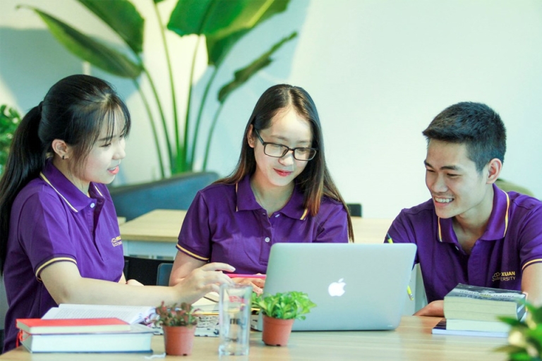 Sinh viên trải nghiệm mô hình giáo dục learning office và learning project