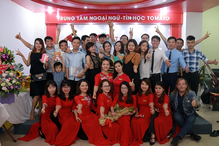 Đội ngũ giáo viên và nhân viên tại Trung tâm Ngoại ngữ Tomato (Nguồn: Trung tâm Ngoại ngữ Tomato)