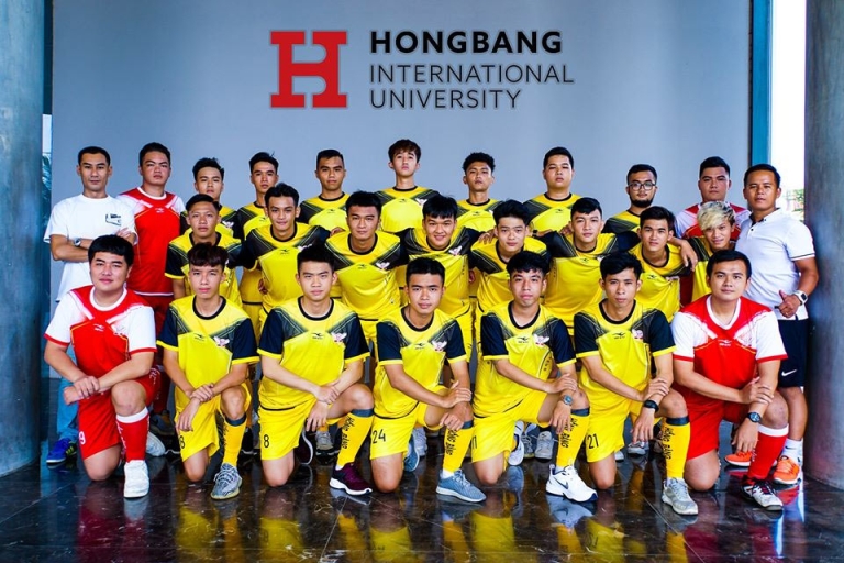 Thầy Võ Ngọc Sang (bìa phải) chụp ảnh lưu niệm cùng đội tuyển của mình