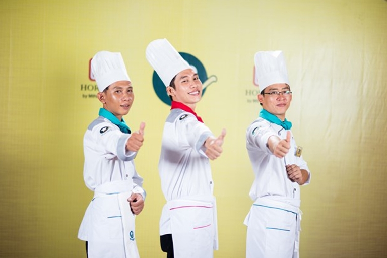 Anh Nguyễn Như Cường (giữa) cùng đồng đội đoạt Giải Nhì Chiếc Thìa Vàng 2015