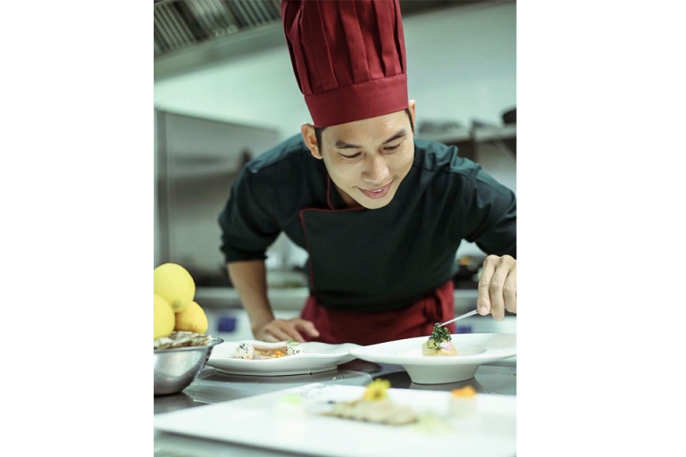 Anh Như Cường chăm chút cho món ăn của mình như một người nghệ sĩ chính hiệu