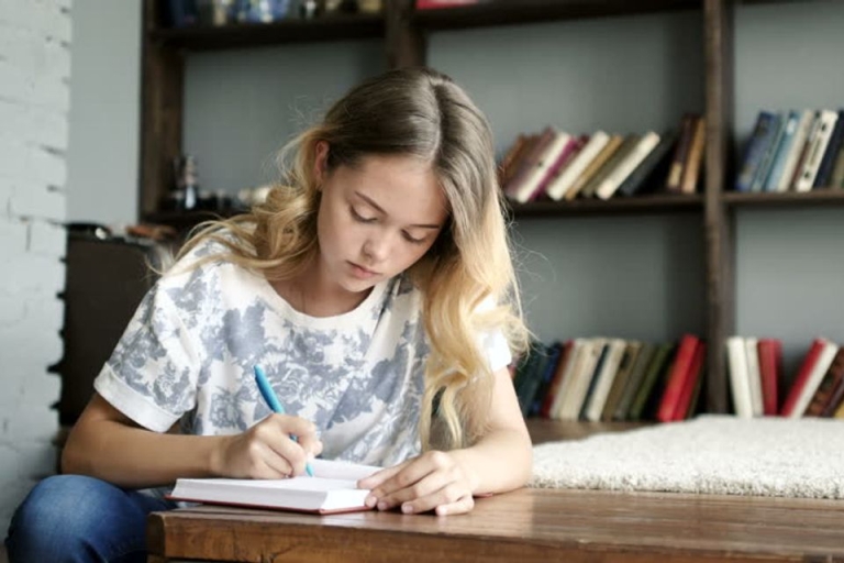 Hãy bắt đầu luyện nói tiếng Anh với các chủ đề quen thuộc 