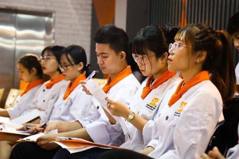 Học viên khóa nghiệp vụ nhà hàng khách sạn tại trung tâm (Nguồn: Trung tâm Hướng nghiệp Á Âu)