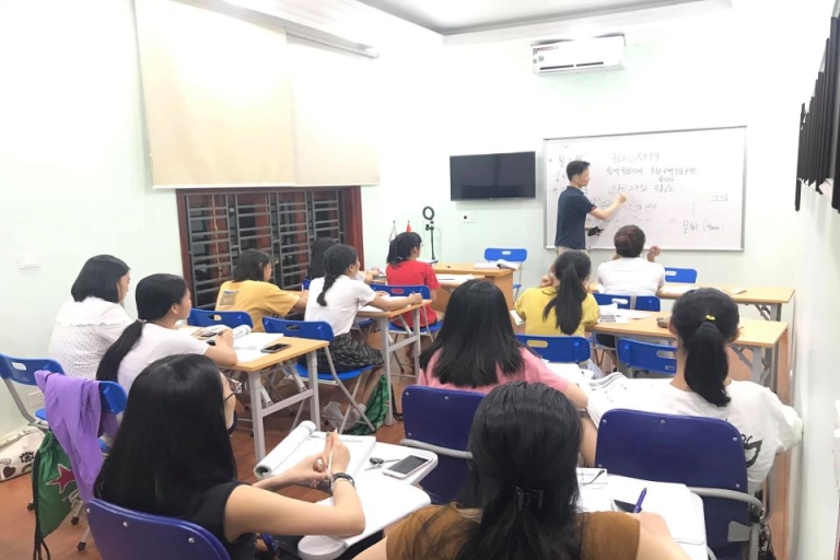 Học viên trung tâm trong giờ học với giáo viên người Hàn Quốc
