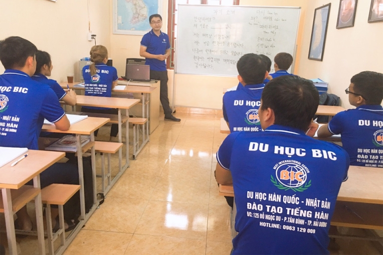 Cán bộ, giảng viên và học viên trung tâm Hàn ngữ BIC