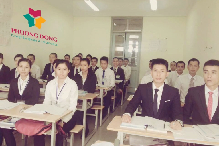 Một lớp học hiện đại, tiện nghi tại trung tâm