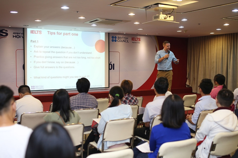 Với số lượng học viên đạt chứng chỉ IELTS đông đảo qua nhiều năm, VUS được công nhận là đối tác đăng ký thi IELTS hạng mức Kim cương của Hội đồng Anh