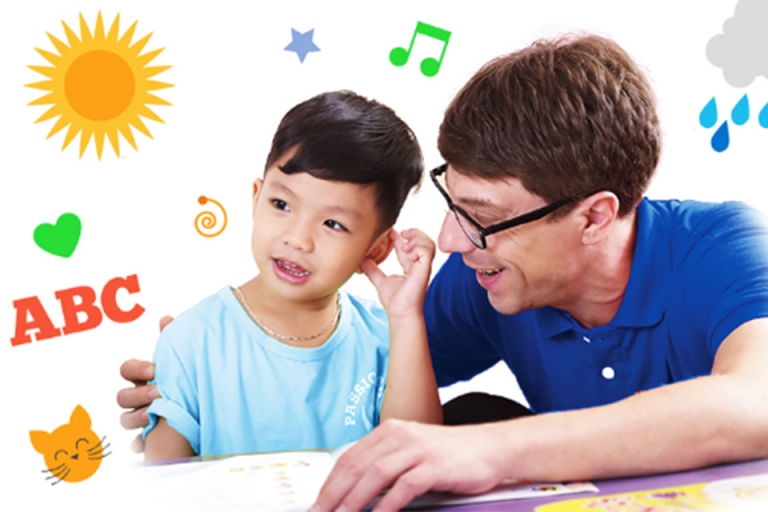 Bé cùng cha mẹ học giao tiếp tiếng Anh tại nhà (Nguồn: Smartjunior)
