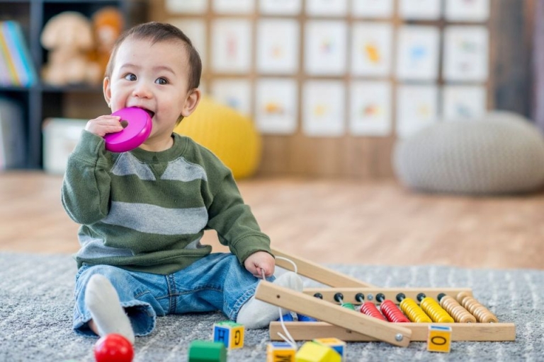 12 tháng tuổi, bé chủ yếu học qua các trò chơi