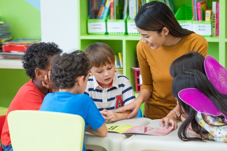 Phụ huynh nên tham khảo tiêu chí chọn giáo viên theo độ tuổi của trẻ