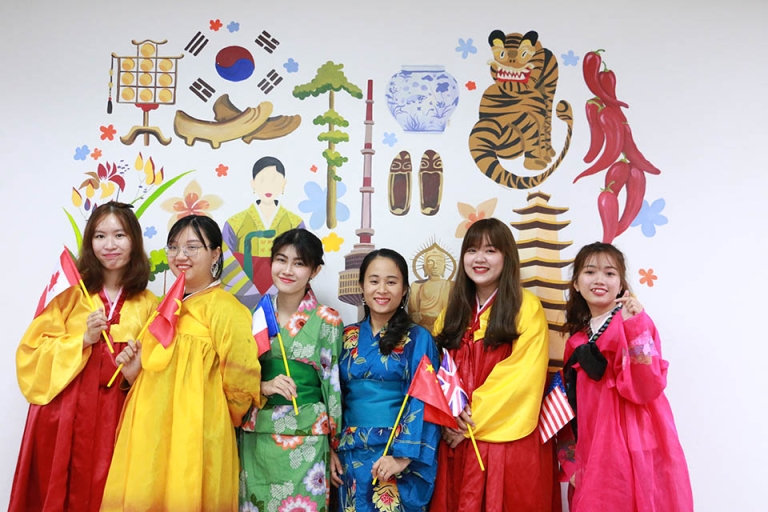 Sinh viên ngành Quan hệ Quốc tế Đại học Quốc tế Hồng Bàng học tập trong môi trường quốc tế đa văn hóa
