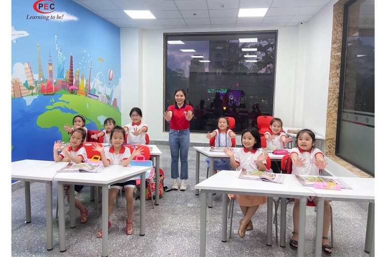 Bé hào hứng học tiếng Anh tại trung tâm