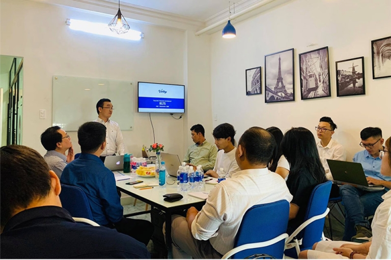 Một buổi training workshop định kỳ tại Vietop, các giáo viên sẽ được củng cố kiến thức chuyên môn cũng như nghe chia sẻ kinh nghiệm giảng dạy từ các chuyên gia (Nguồn: Vietop)