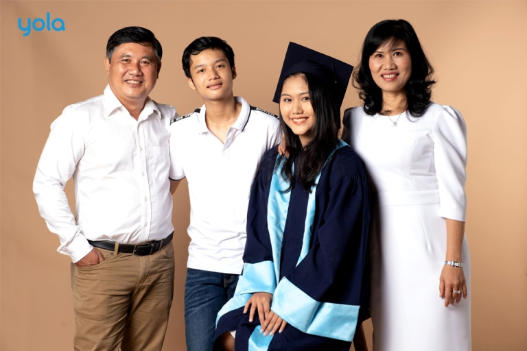 Cô nàng tài năng Ngô Nguyễn Ý Như bên cạnh gia đình của mình