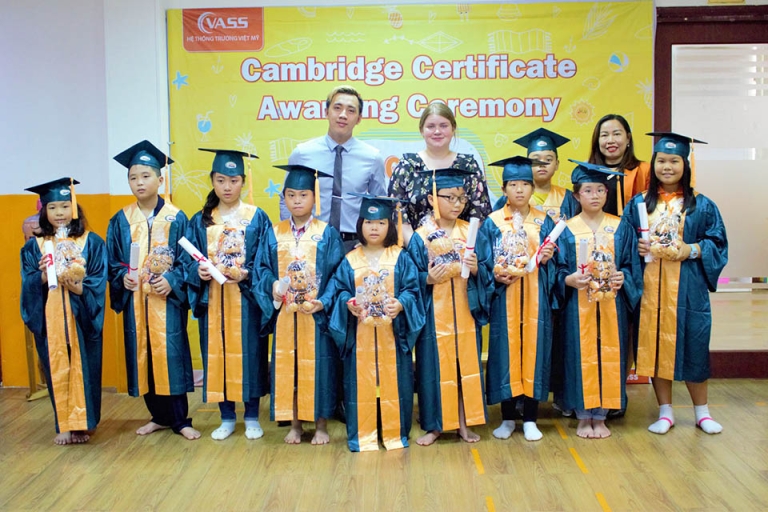 Các bạn nhỏ trong buổi lễ trao chứng chỉ Cambridge của VASS (Nguồn: VASS)