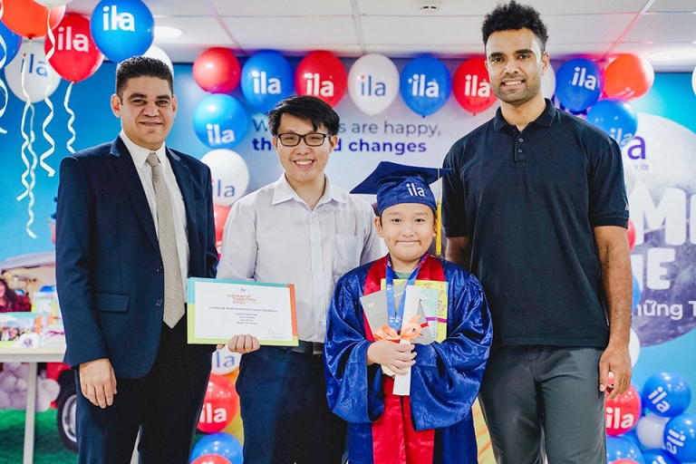 Trẻ nhận bằng tốt nghiệp sau khóa học tại ILA (Nguồn: ILA)