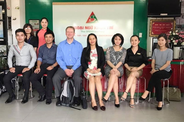 Thầy cô tại Trung tâm Ngoại ngữ Khai Trí chuyên nghiệp, tận tình và có trình độ chuyên môn cao, dẫn dắt học viên nâng cao điểm IELTS (Ngoại ngữ Khai Trí)