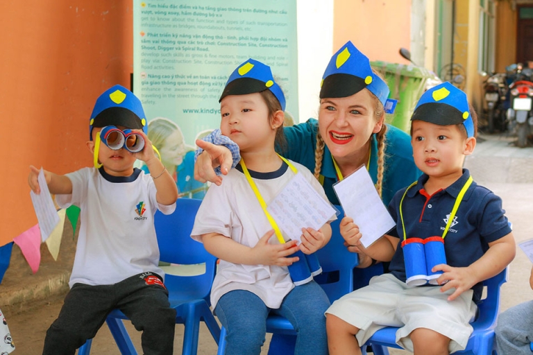 Trẻ tìm hiểu về các biển báo và tín hiệu giao thông (Nguồn: Kindy City)
