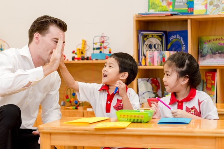 Trẻ được học với giáo viên bản ngữ giúp khả năng nói tiếng Anh của các em tốt hơn (Nguồn: Maple Bear)