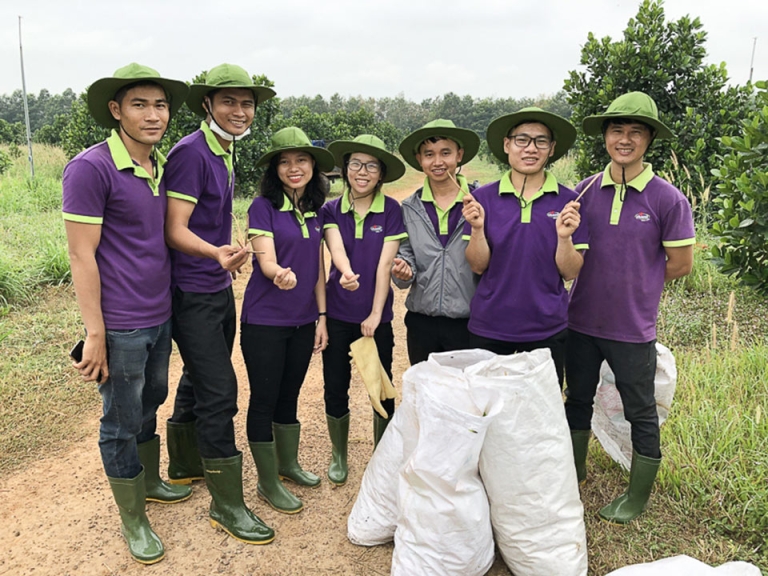 Sinh viên ngành Kinh doanh nông nghiệp thực nghiệm tại trang trại organic của Vinamit