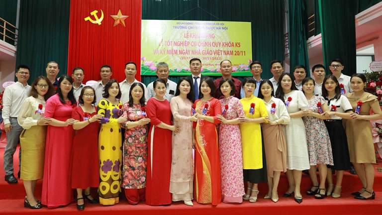 đội ngũ cán bộ giáo viên trường cao đẳng dược hà nội