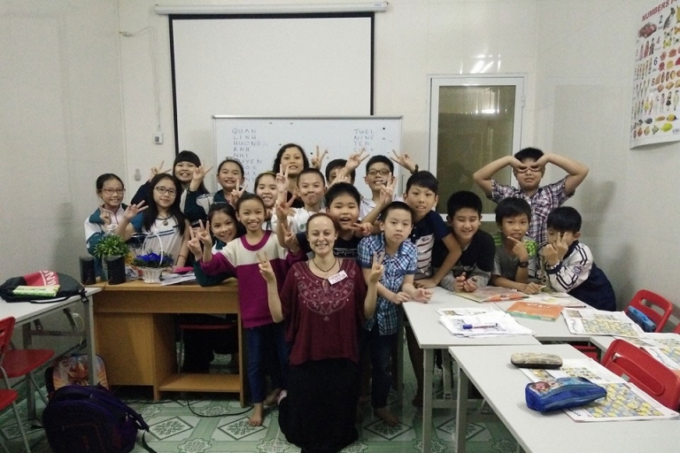 Các bé có cơ hội học tập vui chơi cùng với giáo viên bản ngữ và nhiều bạn nhỏ khác