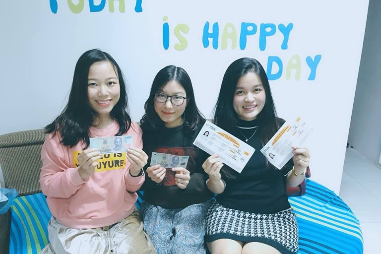 Các bạn học viên thành tích cao được nhận thưởng