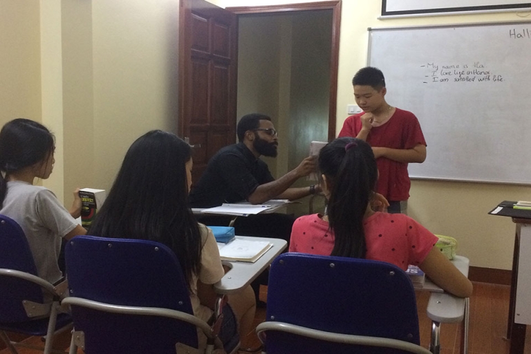 Giờ học tại lớp với giáo viên bảng xứ