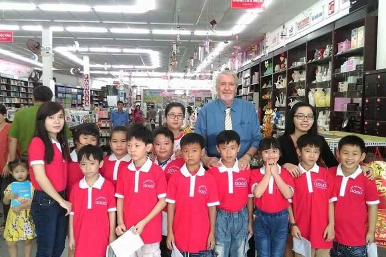 Giáo viên và các em học sinh 