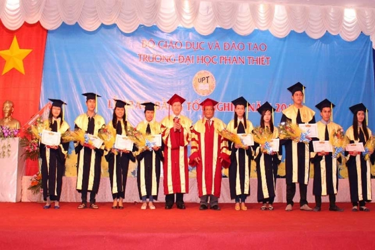 Các sinh viên có thành tích cao trong học tập và rèn luyện được nhận giấy khen