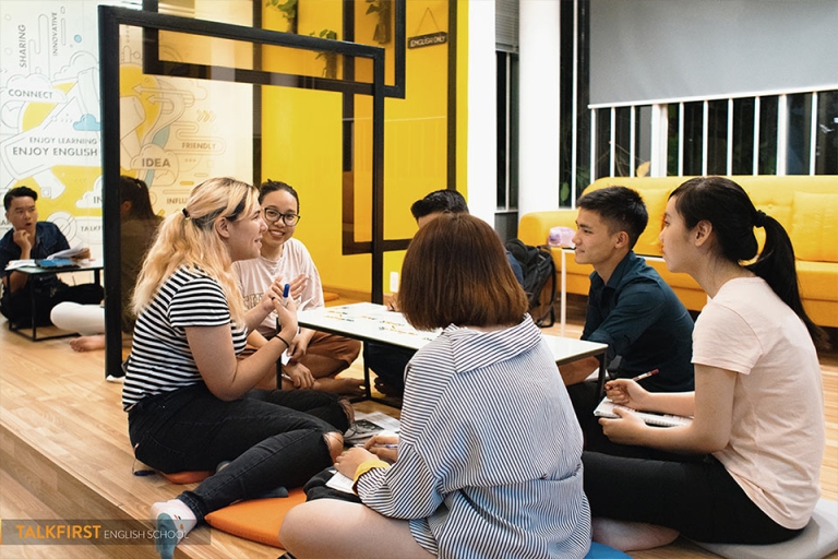 Một góc khu vực free-talk nơi học viên thoải mái trò chuyện 100% bằng tiếng Anh