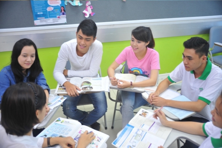 Cả giáo viên và học viên đang thảo luận rất sôi nổi trong tiết học