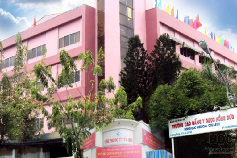 Phía trước cổng trường 