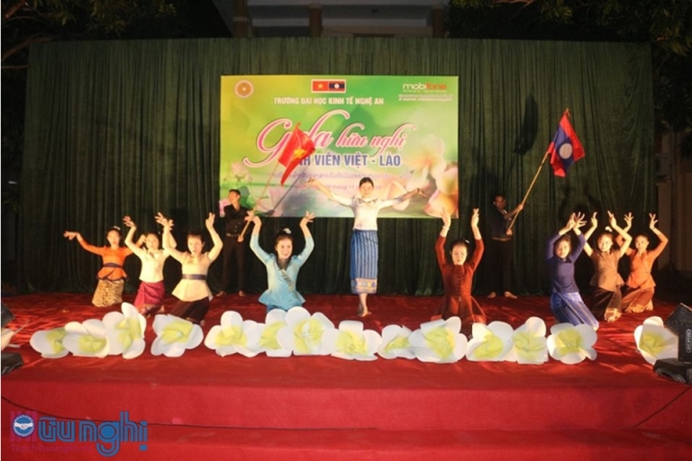 Văn nghệ chào mừng sinh viên Lào học tại trường