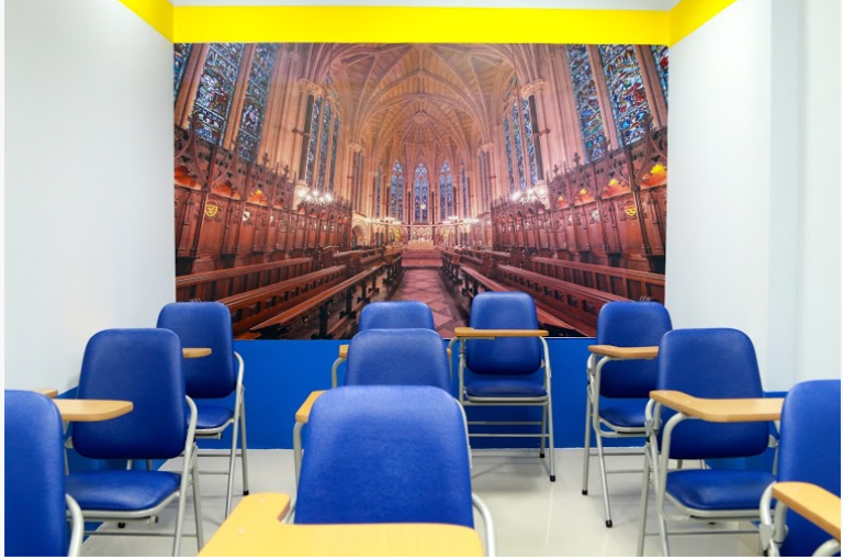 Lớp học tại DUKE được trang bị đầy đủ bàn ghế với không gian rộng rãi và thoáng mát